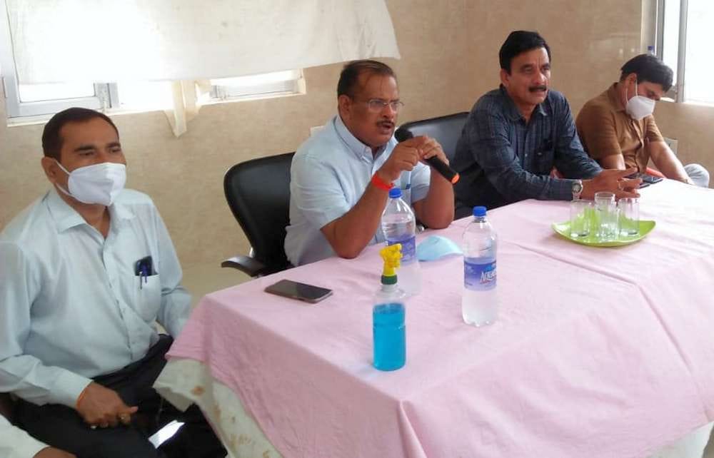 सीएचसी कबरई में आशाओं के साथ बैठक करते कमिश्नर सीएचसी कबरई में आशाओं के साथ बैठक करते कमिश्नर