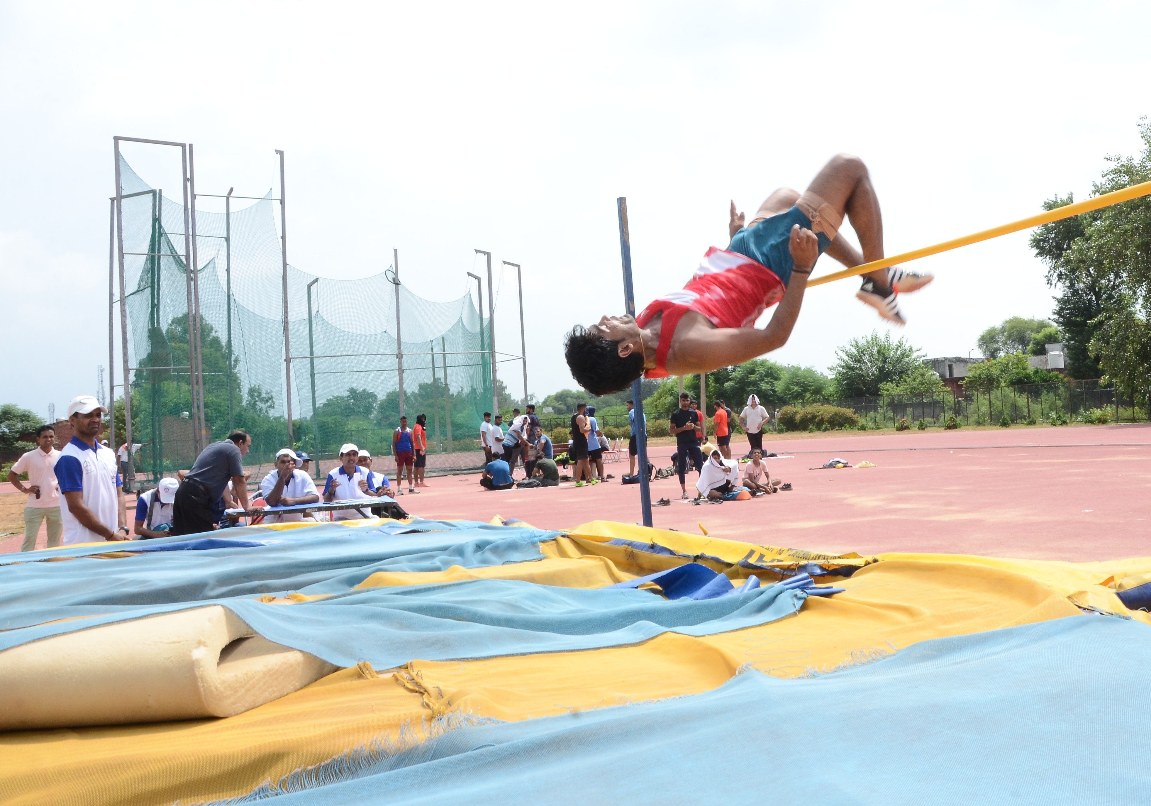 भीम स्टेडियम के सिंथेटिक्स एथलेटिक्स मैदान में हाई जंप लगाने के लिए रखे फटे हुए गद्दो पर जंप करता भीम स्टेडियम के सिंथेटिक्स एथलेटिक्स मैदान में हाई जंप लगाने के लिए रखे फटे हुए गद्दो पर जंप करता