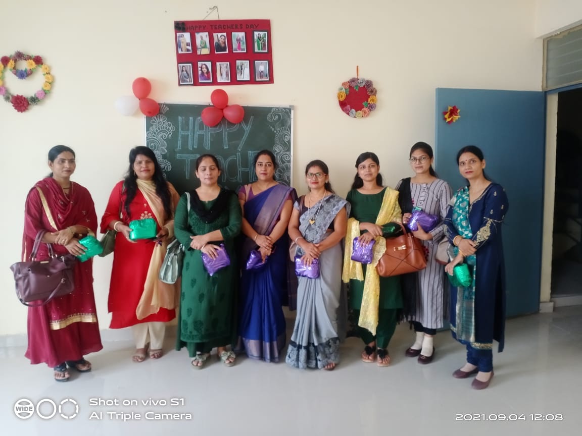 देवेंद्र कुमार राजकीय कन्या इंटर कॉलेज में अध्यापिका को पुरस्कृत करती छात्राएं