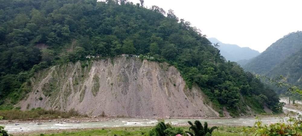 हेंवल नदी के रौद्ररुप में आने के बाद खतरे की जद में राजकीय प्राथमिक विद्यालय और राजकीय उच्चतर प्र