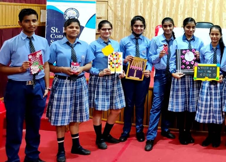 शामली के सेंटआरसी स्कूल में शिक्षक दिवस पर प्रतियोगिता में भाग लेतीं छात्राएं। शामली के सेंटआरसी स्कूल में शिक्षक दिवस पर प्रतियोगिता में भाग लेतीं छात्राएं।