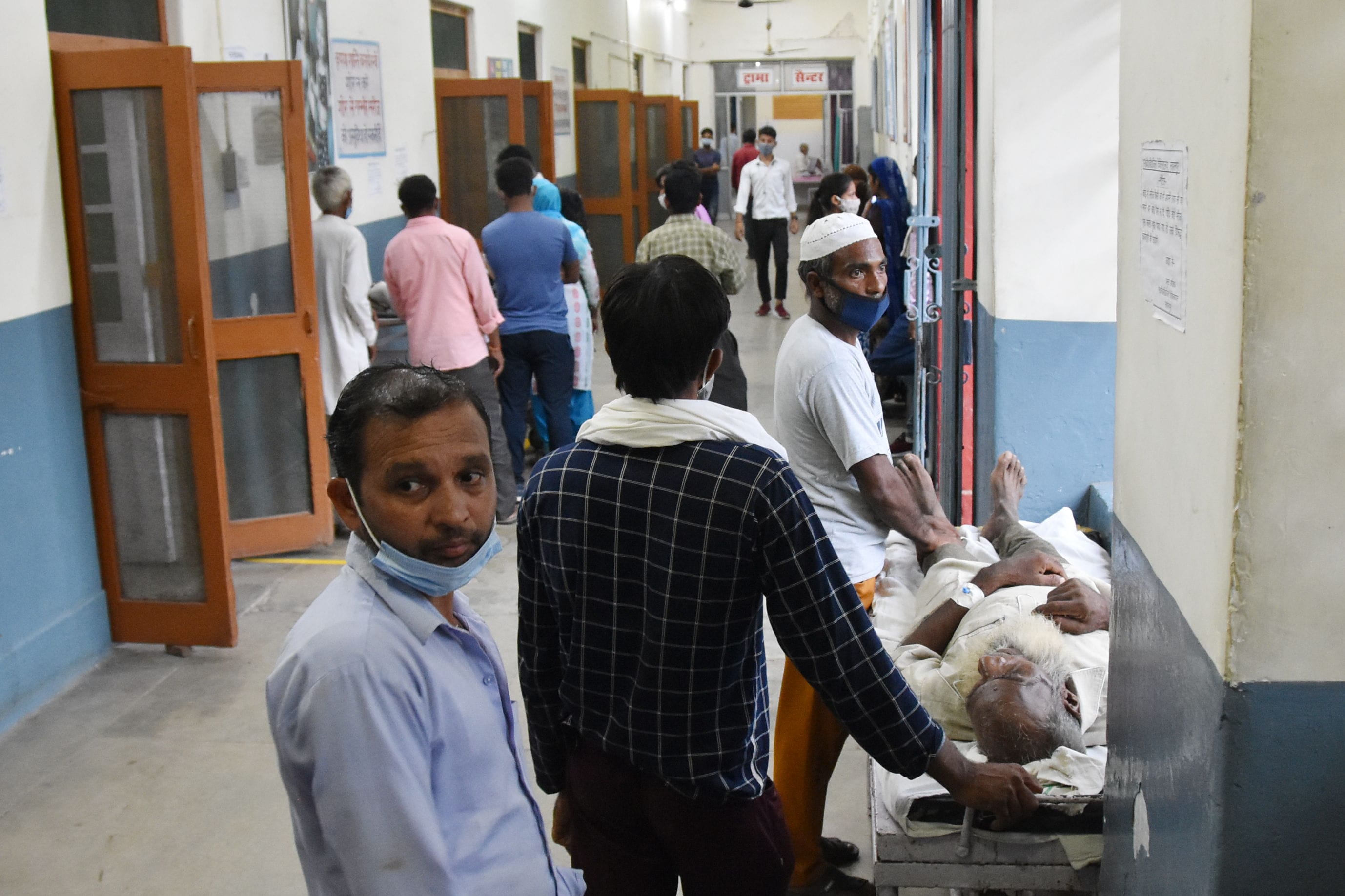 जिला अस्पताल में बरामदे में भर्ती मरीज जिला अस्पताल में बरामदे में भर्ती मरीज