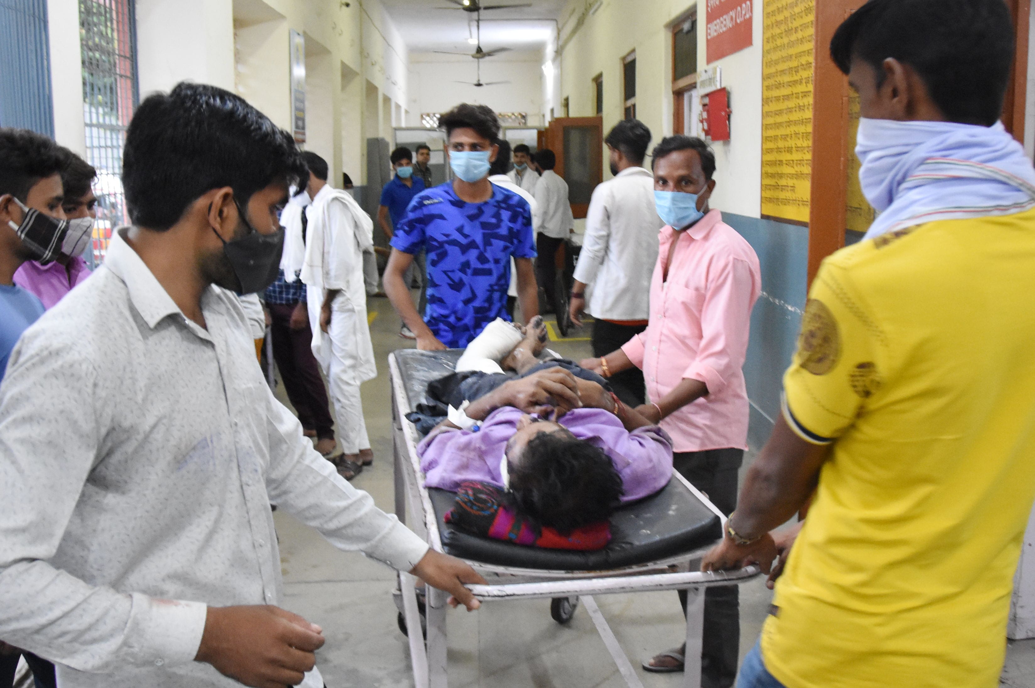 जिला अस्पताल में बरामदे में भर्ती मरीज जिला अस्पताल में बरामदे में भर्ती मरीज