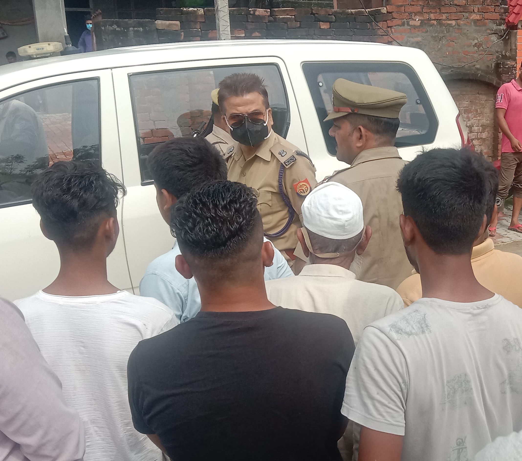 शामली : थानाभवन क्षेत्र के गांव कादरगढ़ में डकैती के बाद घटना की जानकारी लेने पहुंचे एएसपी ओपी सि?