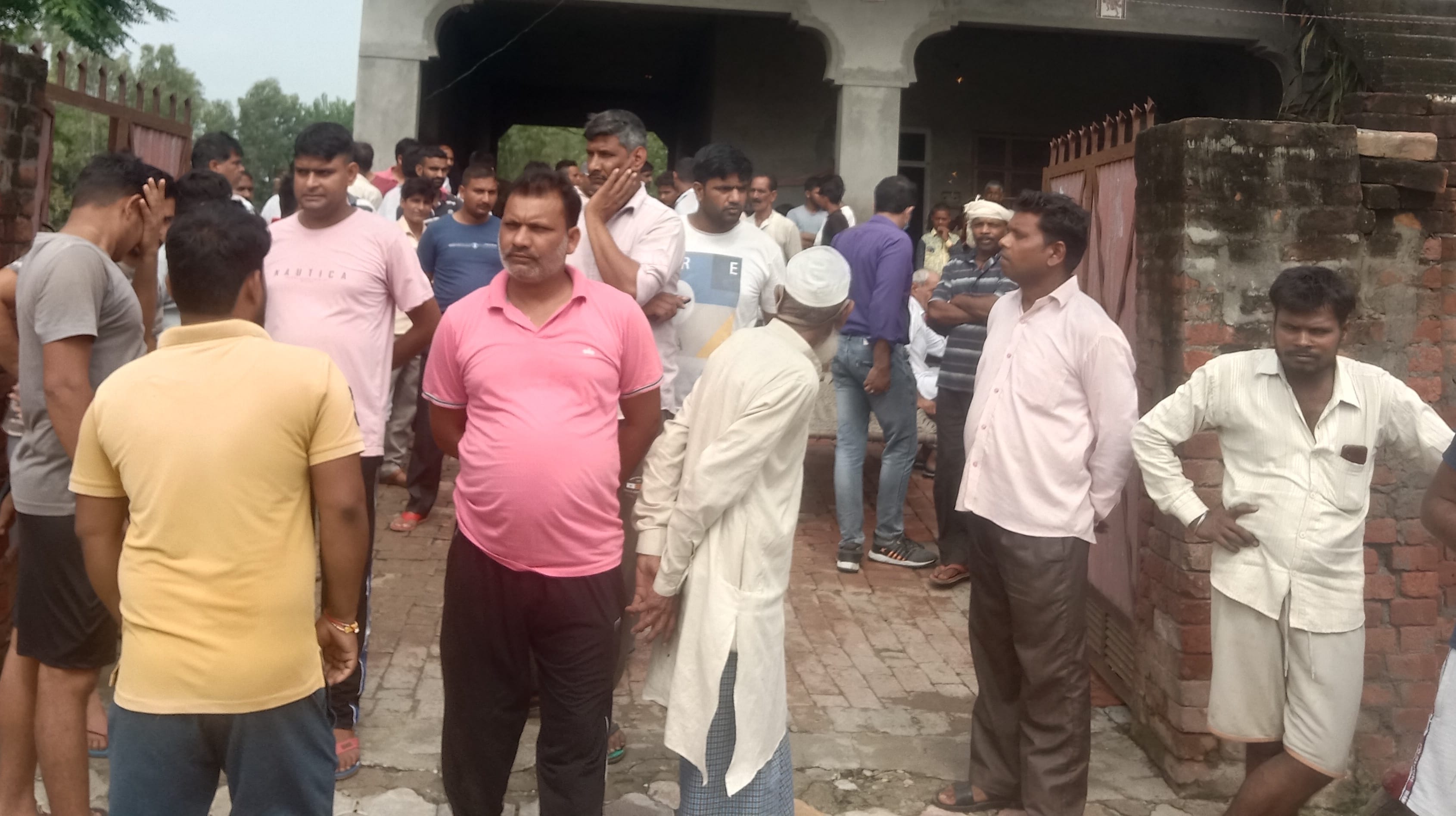 शामली : थानाभवन क्षेत्र के गांव कादरगढ़ में डकैती के बाद मौके पर जमा लोगों की भीड़।