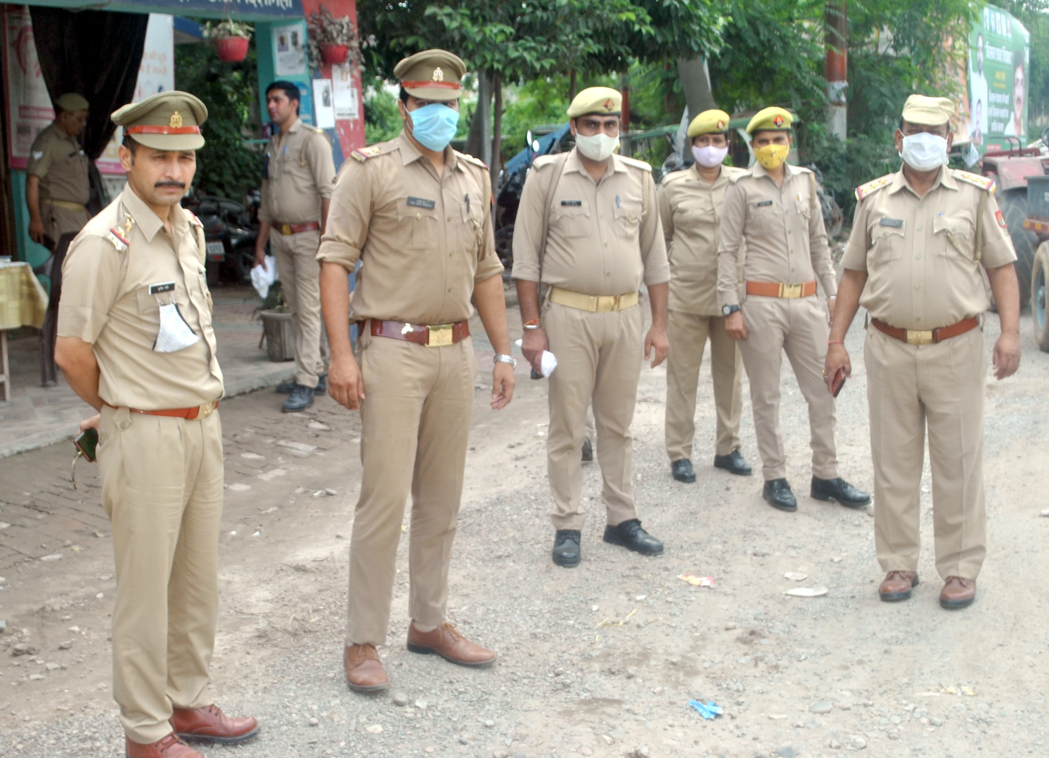 शामली एसटी तिराहे पर तैनात पुलिसकर्मी शामली एसटी तिराहे पर तैनात पुलिसकर्मी