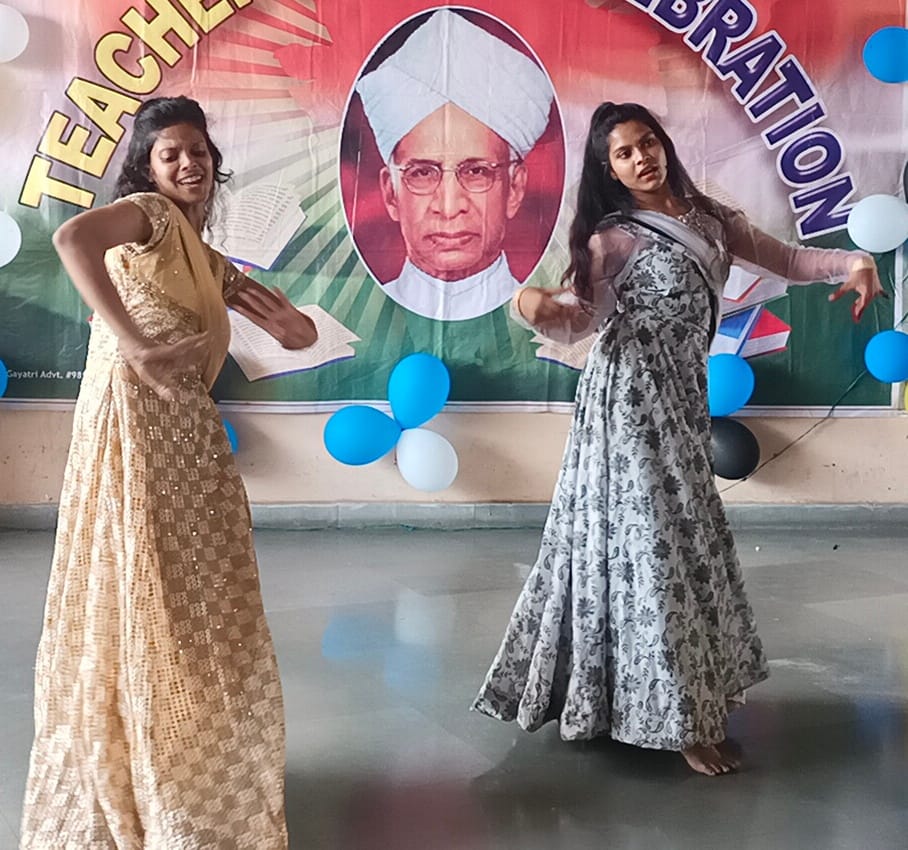 शामली मेपल्स एकेडमी में आयोजित शिक्षक दिवस पर सास्कृतिक कार्यक्रम प्रस्तुत करती छात्राएं शामली मेपल्स एकेडमी में आयोजित शिक्षक दिवस पर सास्कृतिक कार्यक्रम प्रस्तुत करती छात्राएं