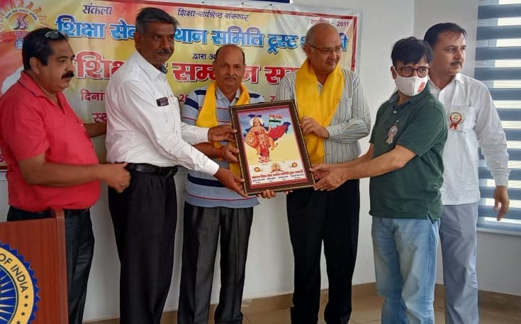 शामली में शिक्षक को सम्मानित करते शिक्षा उत्तथान समिति के सदस्य शामली में शिक्षक को सम्मानित करते शिक्षा उत्तथान समिति के सदस्य