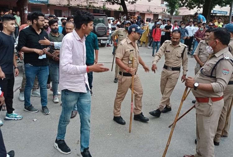 uttarakhand news: student two group fight in DAV PG college, watch photos