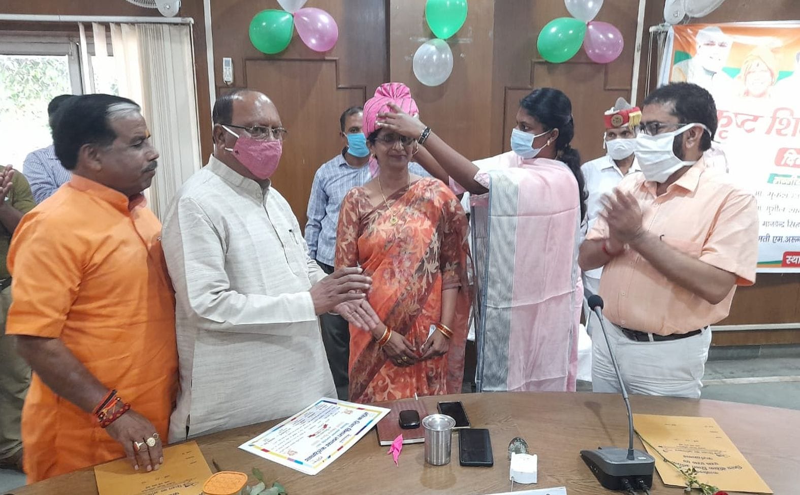 राज्य शिक्षक पुरस्कार से सम्मानित शिक्षिका मनोरमा कनौजिया को पगड़ी पहनाकर सम्मानित करतीं सीडी? राज्य शिक्षक पुरस्कार से सम्मानित शिक्षिका मनोरमा कनौजिया को पगड़ी पहनाकर सम्मानित करतीं सीडी?