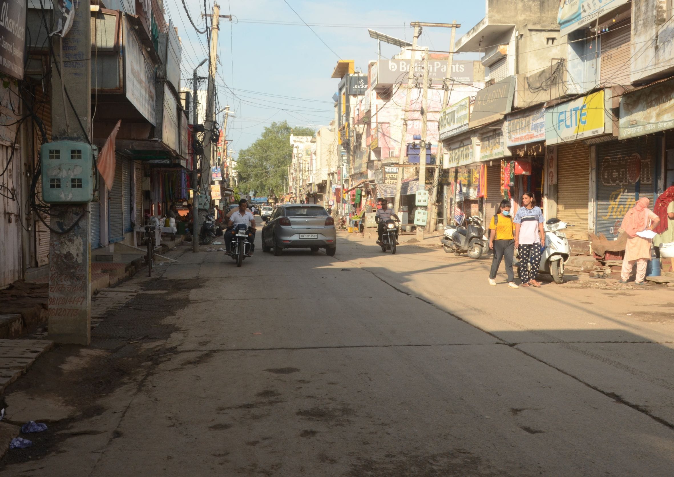    पानी निकासी होने के बाद मुख्य बाजार की सड़क।