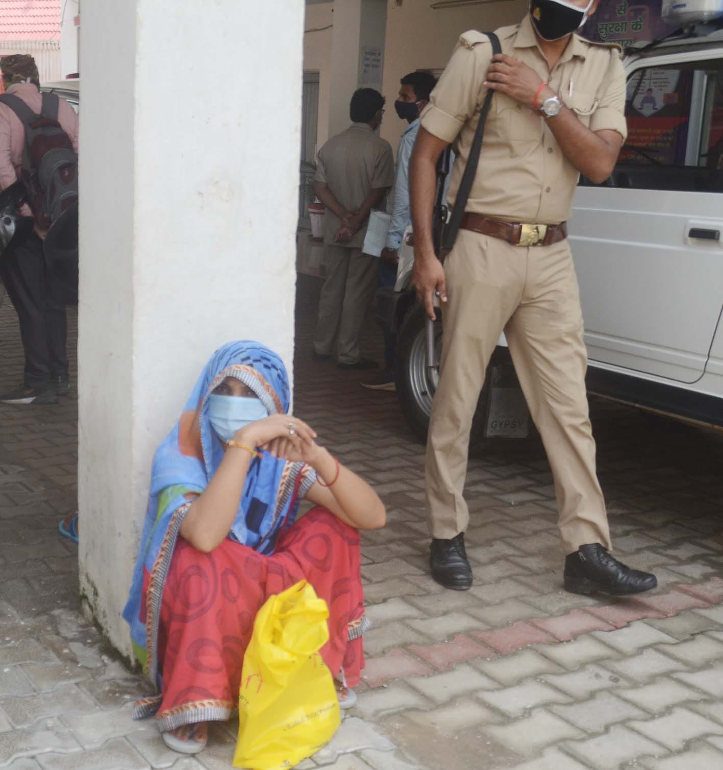 बागपत एसपी कार्यालय पर एसपी के इंतजार में बैठी महिला