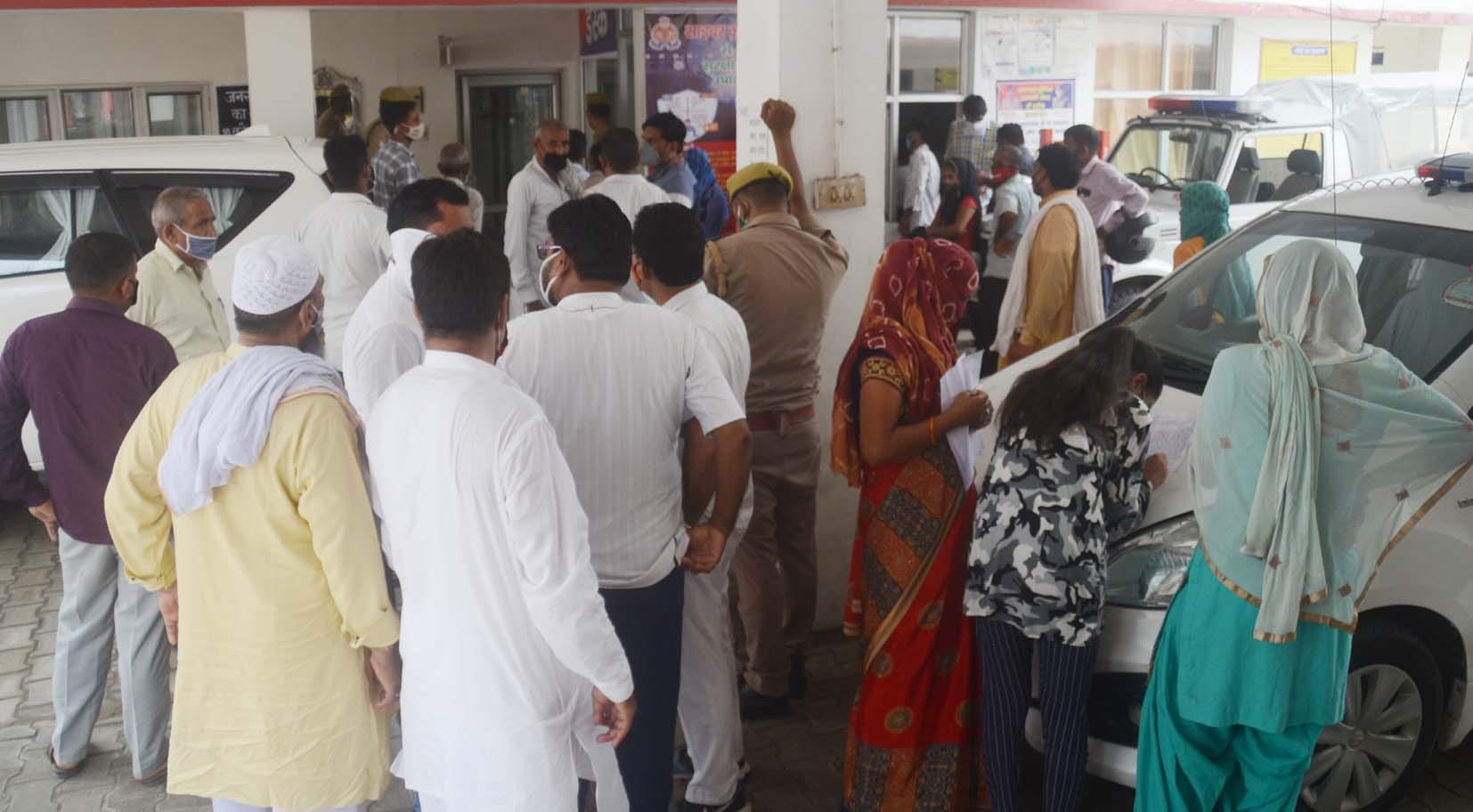 बागपत एसपी कार्यालय पर शिकायत के लिए लगी फरियादियों की भीड़