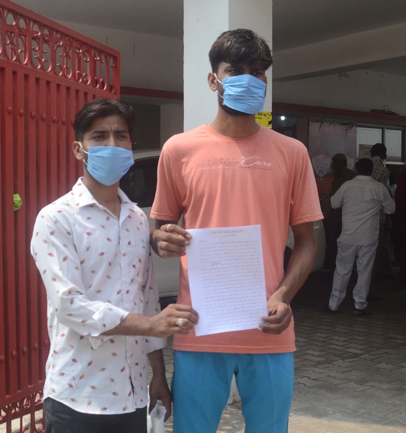 बागपत एसपी से शिकायत करने जाता जोनमाना गांव निवासी नरेन्द्र कुमार व दिनेश