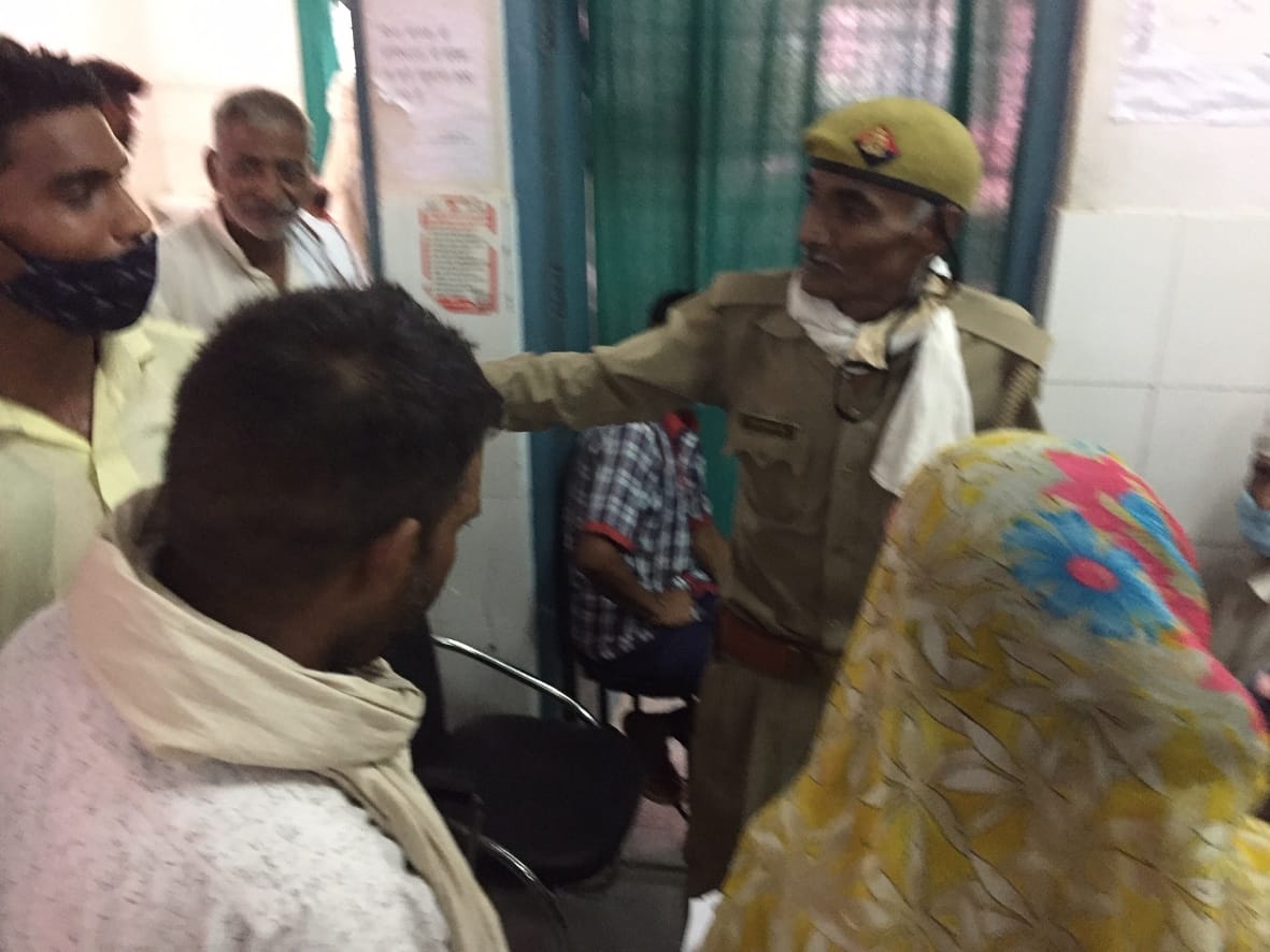 बागपत जिला अस्पताल में होमगार्ड से बहस करते मरीज बागपत जिला अस्पताल में होमगार्ड से बहस करते मरीज
