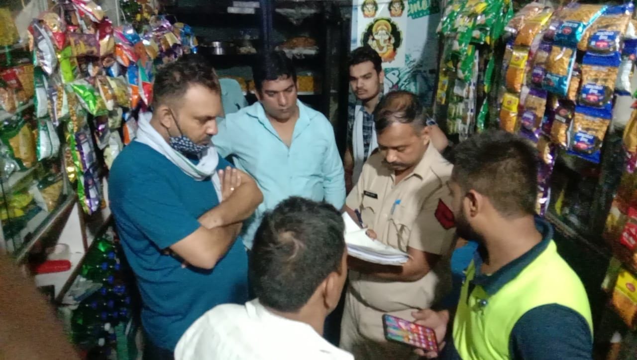 बीसवां मील चौक स्थित दुकान में चोरी के बारे में जानकारी देते दुकानदार। संवाद बीसवां मील चौक स्थित दुकान में चोरी के बारे में जानकारी देते दुकानदार। संवाद