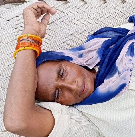 बुखार से पीड़ित सिंगोली तगा गांव निवासी श्यामो देवी बुखार से पीड़ित सिंगोली तगा गांव निवासी श्यामो देवी