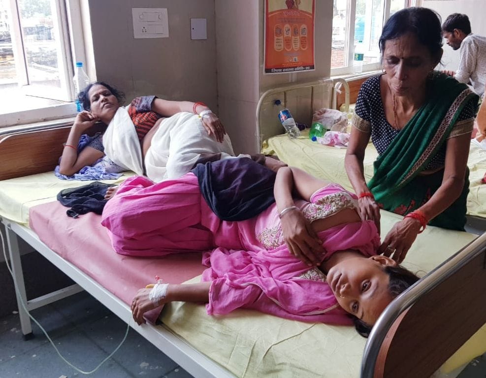 मैटरनिटी विंग में एक ही बेड पर भर्ती किए गए दो मरीज ।संवाद मैटरनिटी विंग में एक ही बेड पर भर्ती किए गए दो मरीज ।संवाद