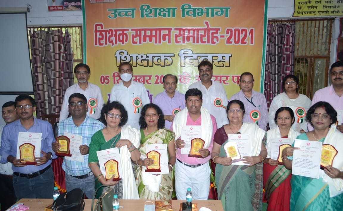 डीएसएन कालेज में सम्मानित किए गए शिक्षक- शिक्षिकाएं। संवाद