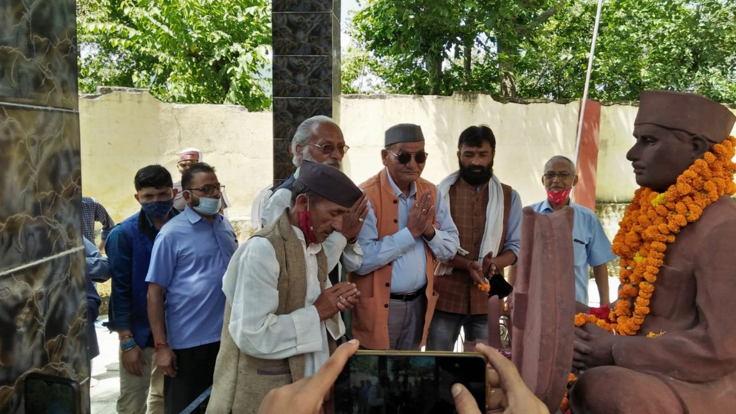 खुमाड़ में शहीदों को पुष्पांजलि अर्पित करते उक्रांद के केंद्रीय अध्यक्ष काशी सिंह ऐरी। (विज्ञप् खुमाड़ में शहीदों को पुष्पांजलि अर्पित करते उक्रांद के केंद्रीय अध्यक्ष काशी सिंह ऐरी। (विज्ञप्