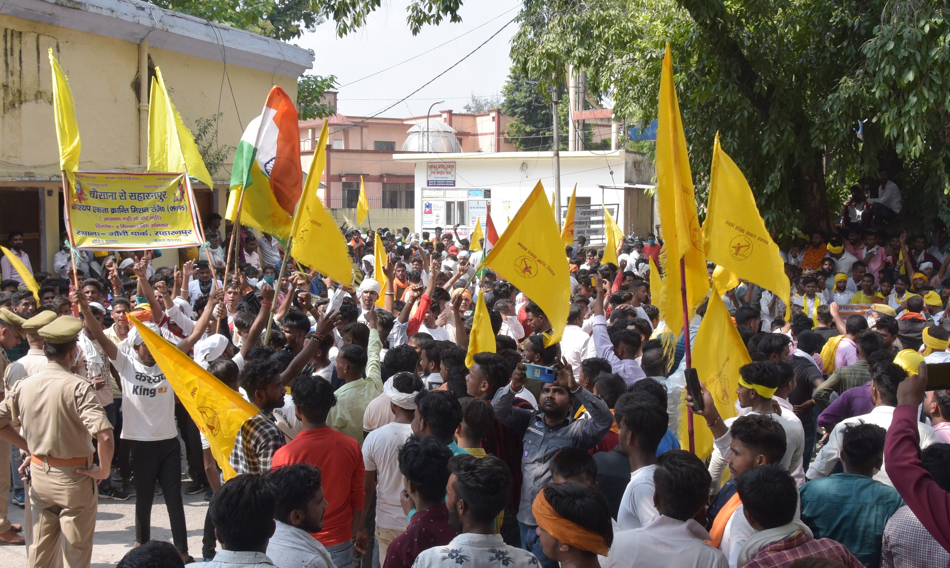 कलेक्ट्रेट परिसर में आरक्षण की मांग को लेकर धरना प्रदर्शन करते कश्यप एकता मंच के कार्यकर्ता कलेक्ट्रेट परिसर में आरक्षण की मांग को लेकर धरना प्रदर्शन करते कश्यप एकता मंच के कार्यकर्ता