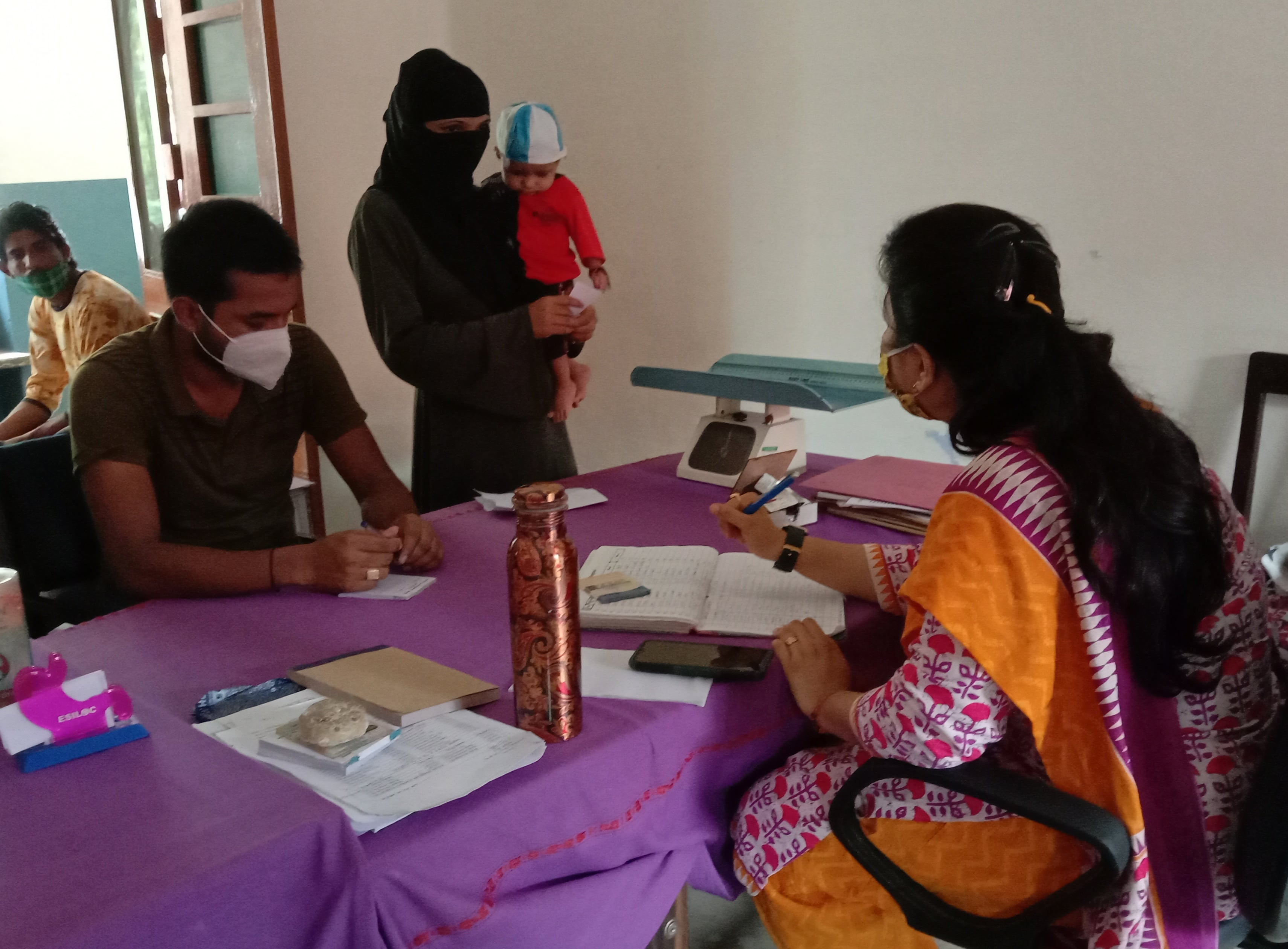 जिला अस्पताल स्थित वार्ड में बच्चे की जांच करते चिकित्सक