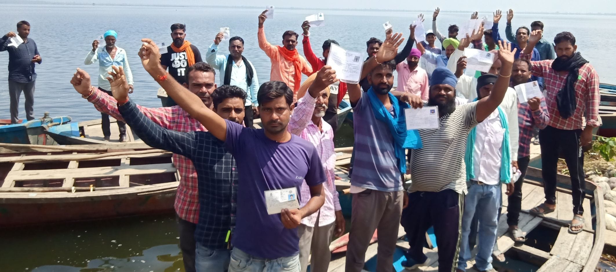 नानकमत्ता के नानक सागर जलाशय के बाऊली साहिब पर प्रदर्शन करते नाविक।