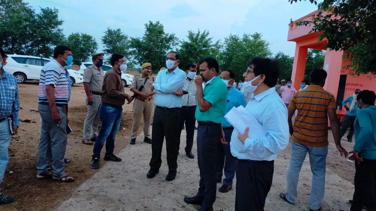 गोशाला का निरीक्षण करते मंडलायुक्त अजय शंकर पांडेय