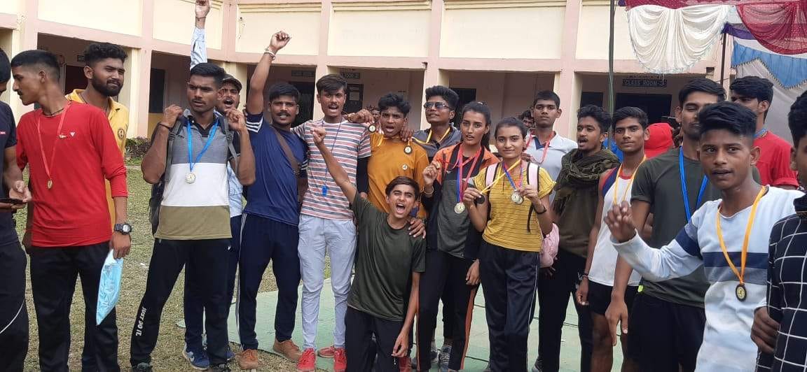 प्रतियोगिता में मैडल पाकर खुशी जताते खिलाड़ी