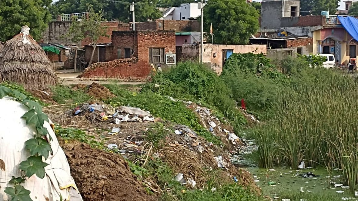 सिंगोली तगा गांव में लगा गंदगी का ढेर सिंगोली तगा गांव में लगा गंदगी का ढेर