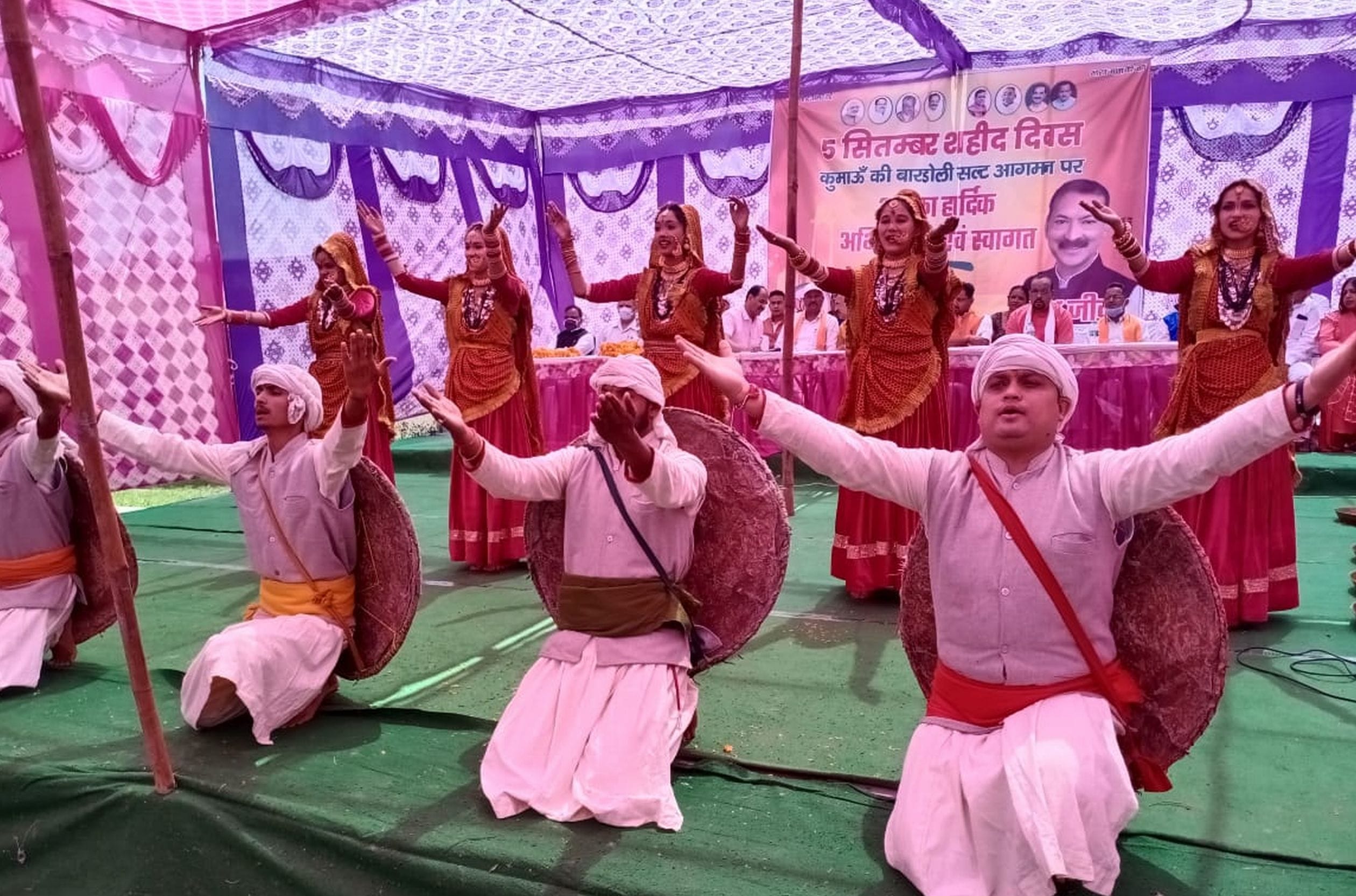 खुमाड़ में शहीद दविस समारोह में भजापा के कार्यक्रम में कार्यक्रम पेश करते कलाकार। (संवाद) खुमाड़ में शहीद दविस समारोह में भजापा के कार्यक्रम में कार्यक्रम पेश करते कलाकार। (संवाद)