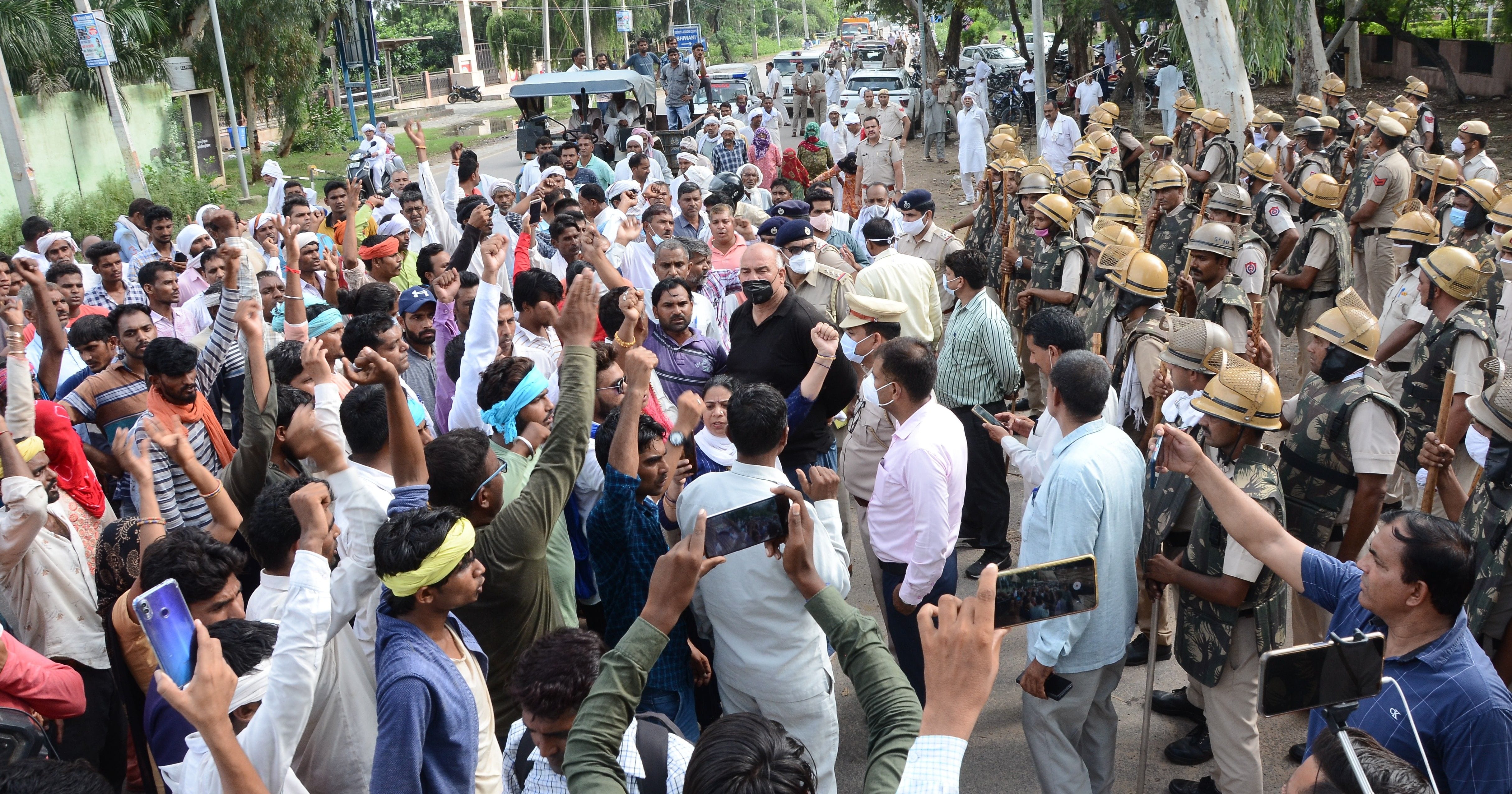 प्रदर्शनकारियों को रोकती पुलिस । संवाद प्रदर्शनकारियों को रोकती पुलिस । संवाद