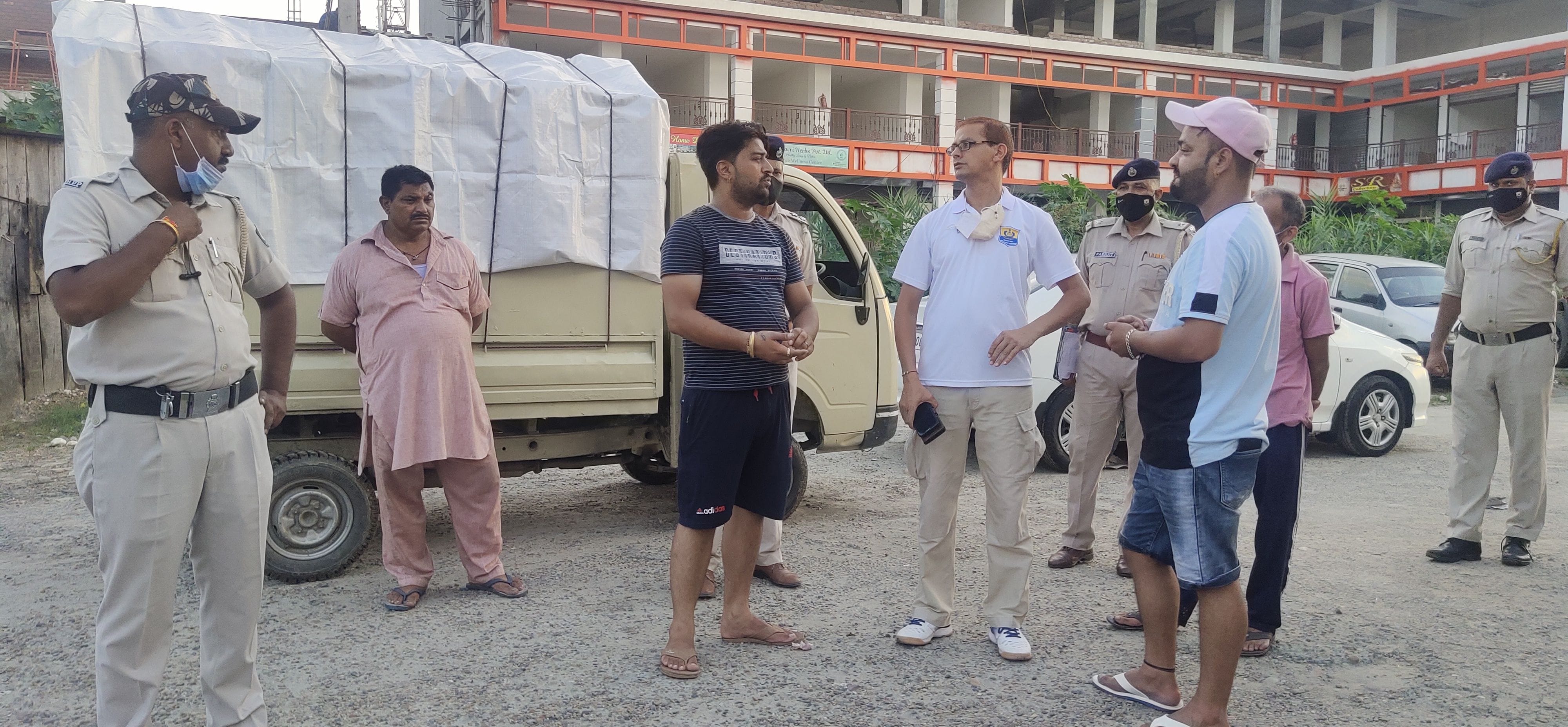 ऊना के सब्जी मंडी के पास नशा मुक्ति केंद्र में संदिग्ध मौत को लेकर जांच करते एएसपी प्रवीण धीमान ऊना के सब्जी मंडी के पास नशा मुक्ति केंद्र में संदिग्ध मौत को लेकर जांच करते एएसपी प्रवीण धीमान