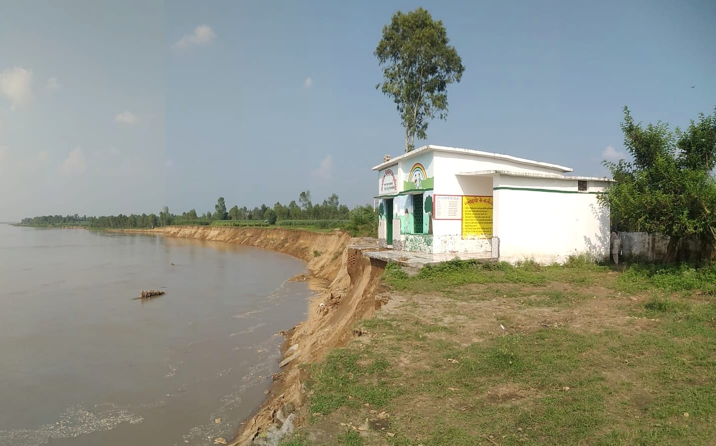 मंडावर के गांव फतेहपुर सभाचंद में 06 सितंबर को कटान करती हुई को प्राथमिक विद्यालय तक पहुंची गंगा।