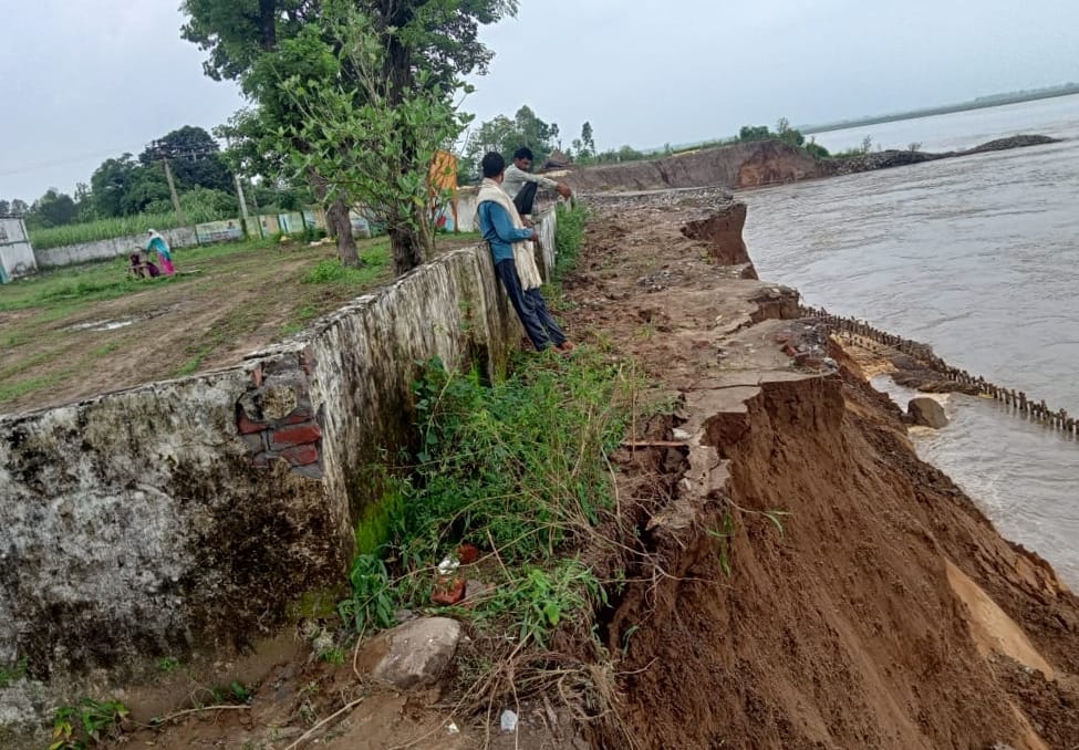 मंडावर के गांव फतेहपुर सभाचंद में 21 अगस्त को प्राथमिक विद्यालय से की बाउंड्री तक पहुंची गंगा। (फा?