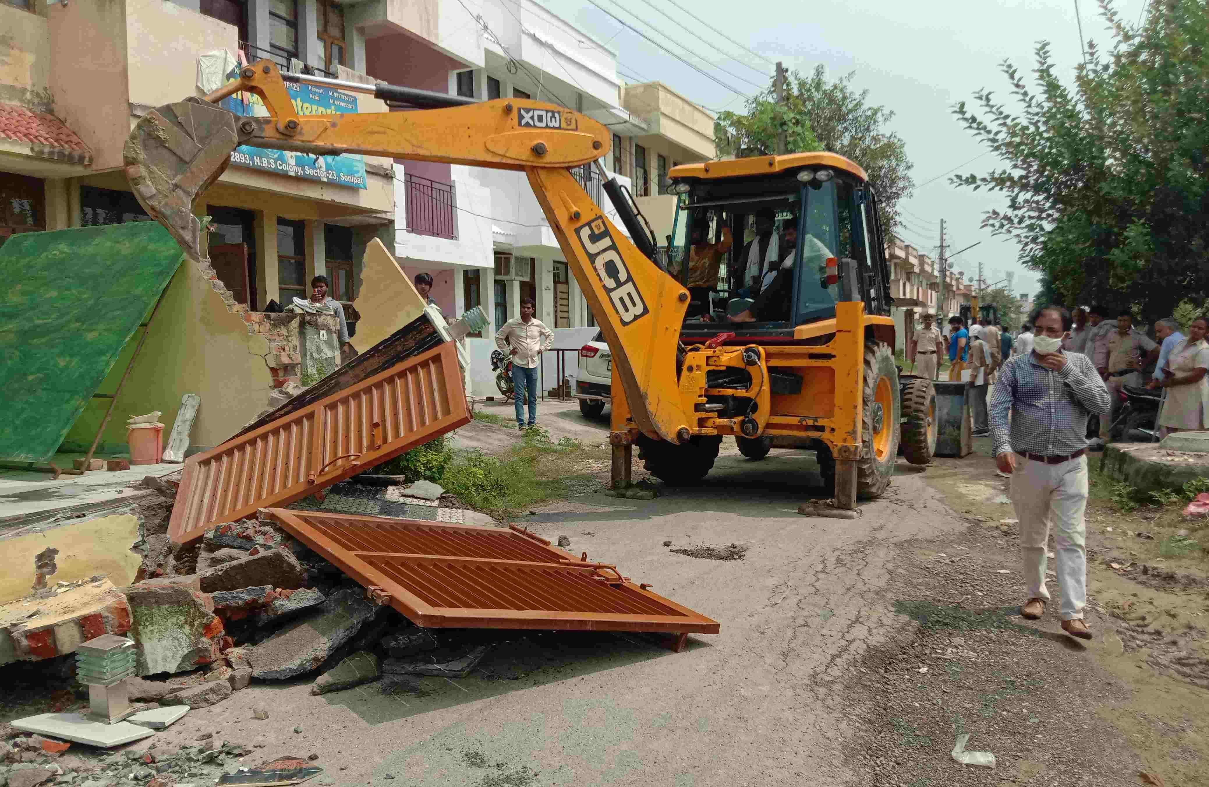 सेक्टर-23 के न्यू हाउसिंग बोर्ड कॉलोनी में अवैध निर्माण तोड़ती जेसीबी। संवाद