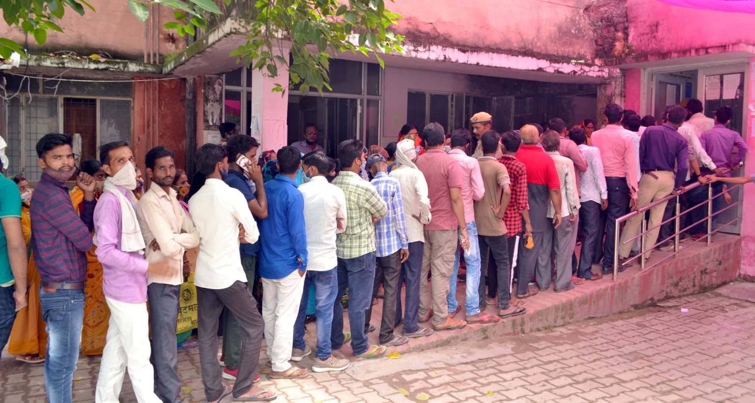 कोरोना टीकाकरण केंद्र पर सामाजिक दूरी होती तार तार। संवाद कोरोना टीकाकरण केंद्र पर सामाजिक दूरी होती तार तार। संवाद