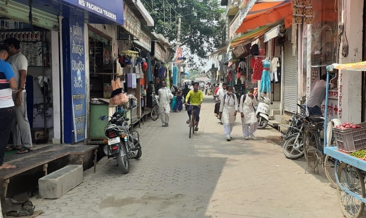 झिंझाना में  साप्ताहिक अवकाश के दौरान भी खुली दुकान