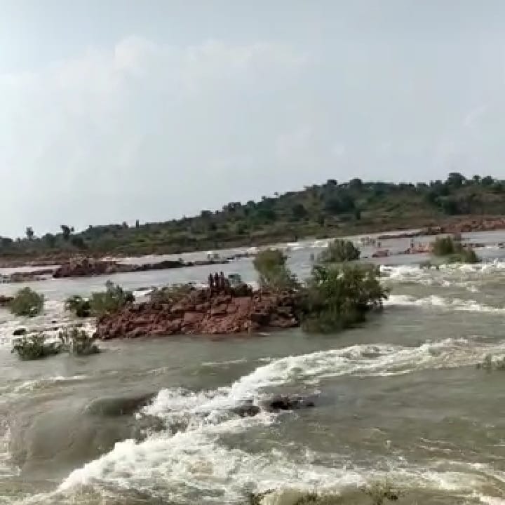कैप्सन - बांध के बहाव में फंसी महिलाए कैप्सन - बांध के बहाव में फंसी महिलाए