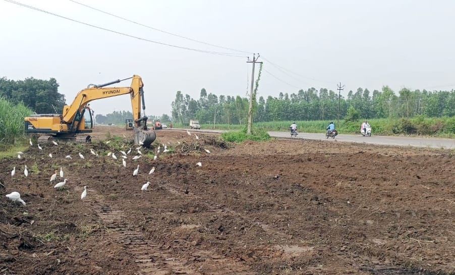 बिजनौर-नजीबाबाद रोड पर फोर लेन के लिए चलता कार्य।