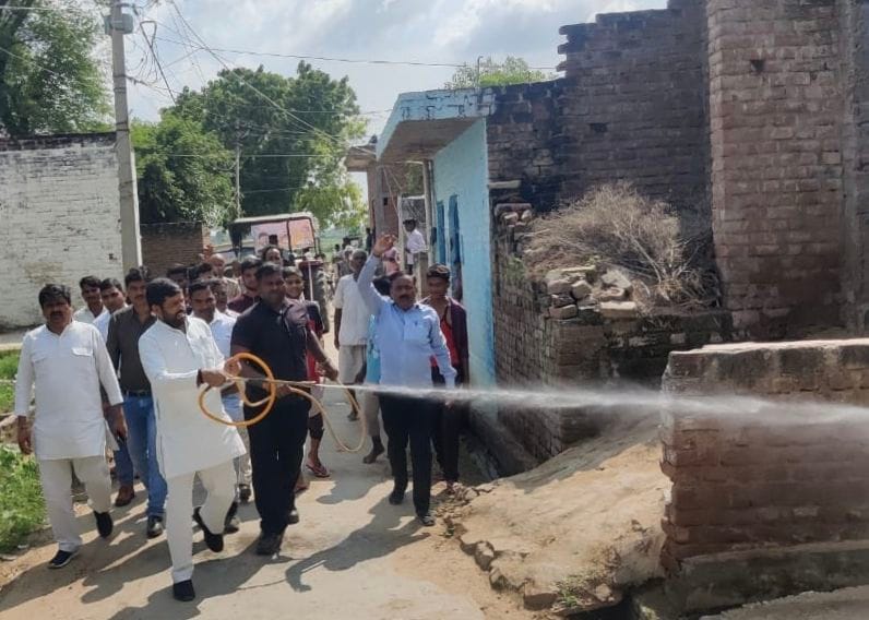  शिकोहाबाद क्षेत्र के डेंगू प्रभावित इलाकों में दवा का छिड़काव करते सपा एमएलसी डॉ दिलीप यादव
