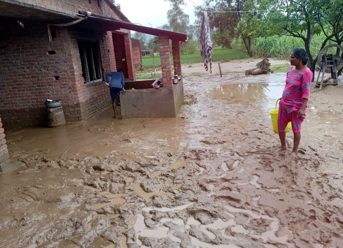 बढ़ापुर के ग्राम भोगपुर में नदियों को जलस्तर बढ़न से घर में भरा पानी।