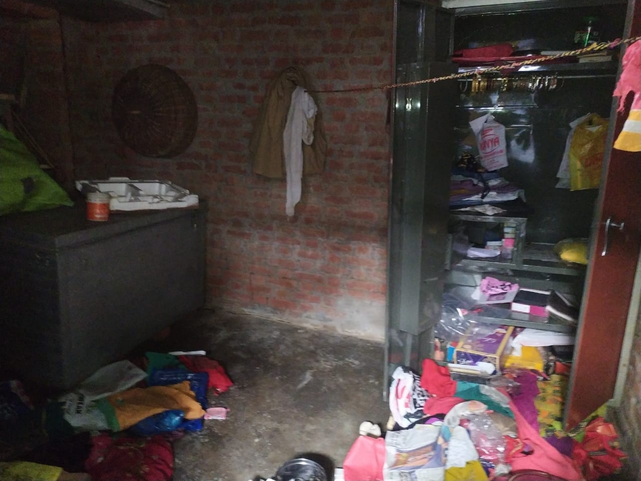 चोरी के बाद खुली हुई अलमारी  व बिखरा पड़ा  सामान