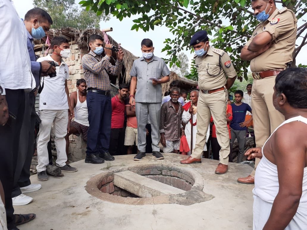 औरास थानाक्षेत्र में कुएं से दीपांशु का शव मिलने के बाद जांच करते सीओ बांगरमऊ आशुतोष कुमार। संवा? औरास थानाक्षेत्र में कुएं से दीपांशु का शव मिलने के बाद जांच करते सीओ बांगरमऊ आशुतोष कुमार। संवा?