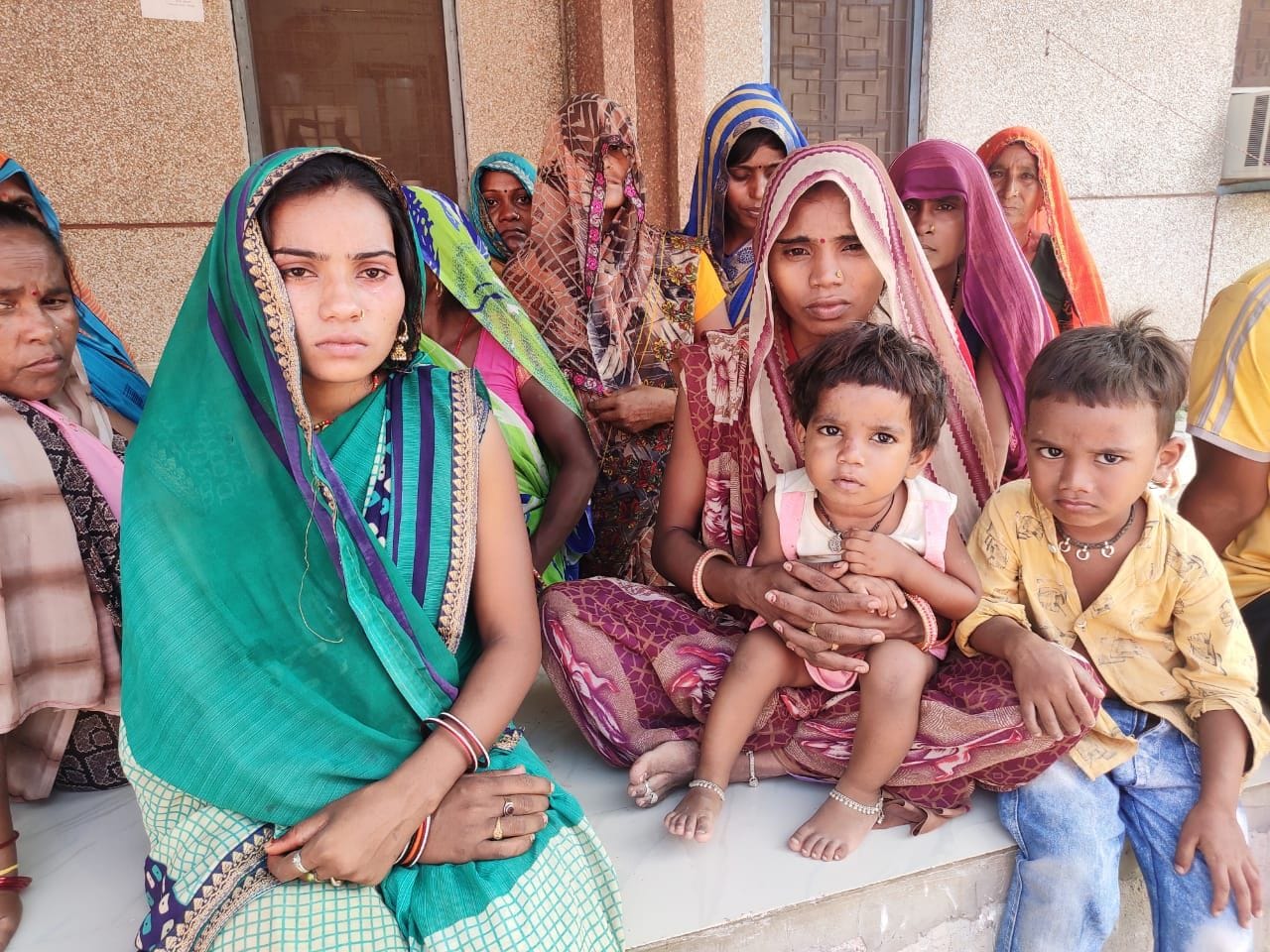 - कसहाई गांव में घटना के बाद घर के बाहर रोते बिलखते परिजन। संवाद - कसहाई गांव में घटना के बाद घर के बाहर रोते बिलखते परिजन। संवाद