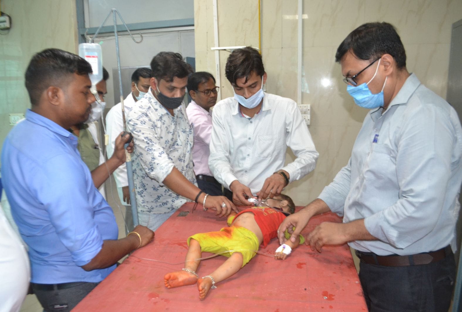 लोहिया अस्पताल में घायल बालिका खुशी का इलाज करते डॉक्टर । संवाद लोहिया अस्पताल में घायल बालिका खुशी का इलाज करते डॉक्टर । संवाद