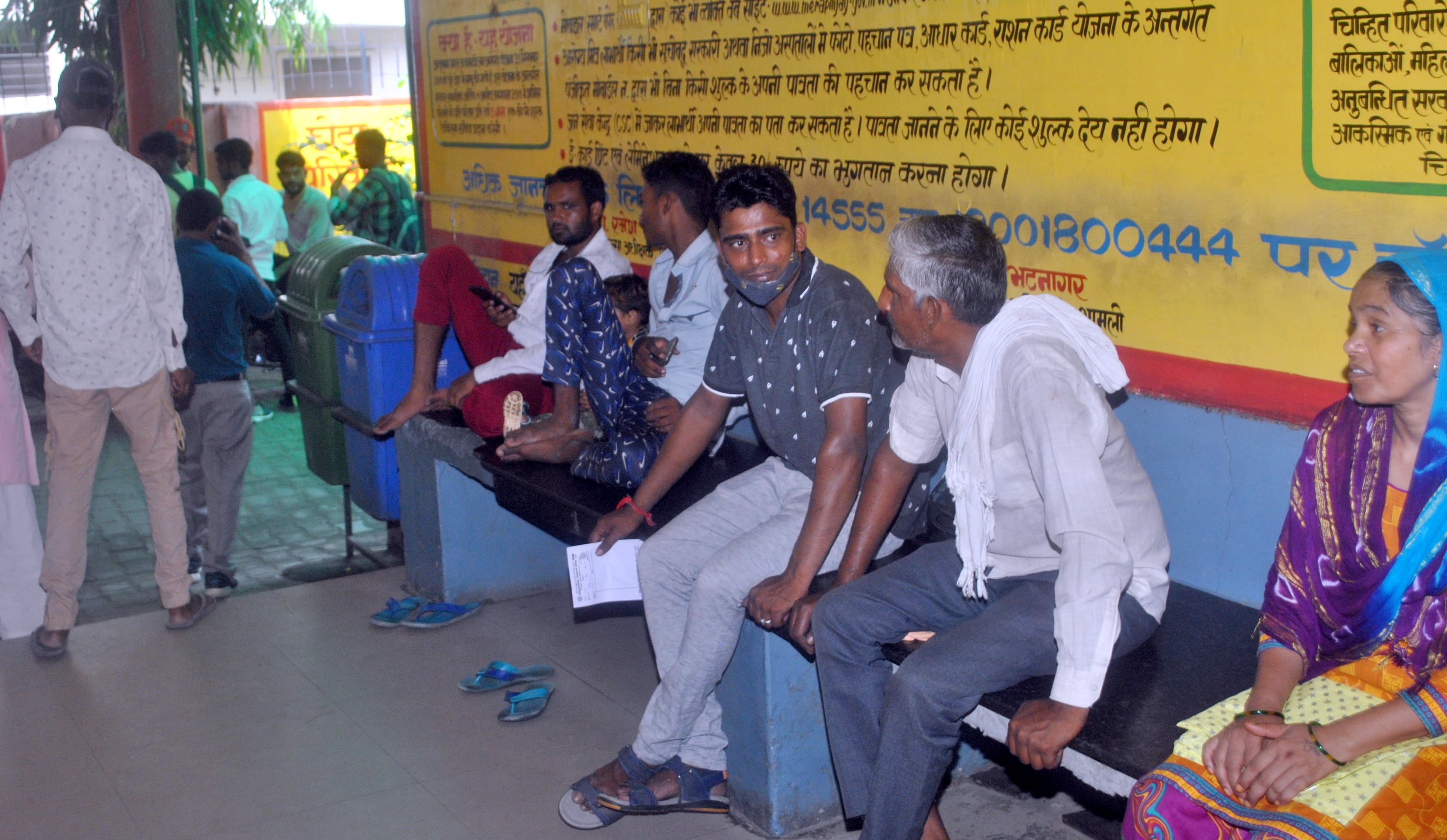 शामली सीएचसी में इलाज करवाने के लिये मरीजो की लगी भीड शामली सीएचसी में इलाज करवाने के लिये मरीजो की लगी भीड