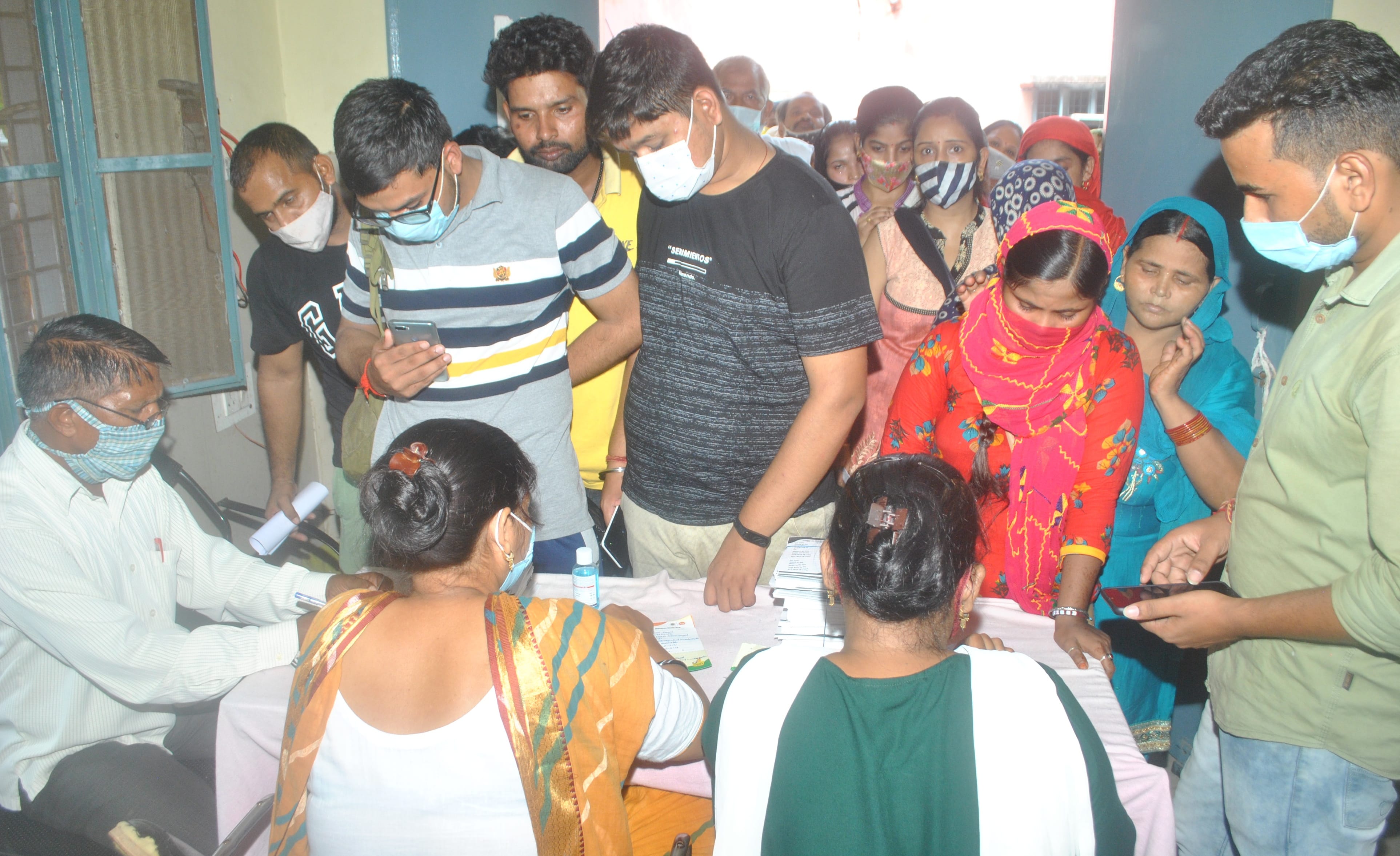 शामली सीएचसी में टीका लगवाने के लिये भीड शामली सीएचसी में टीका लगवाने के लिये भीड