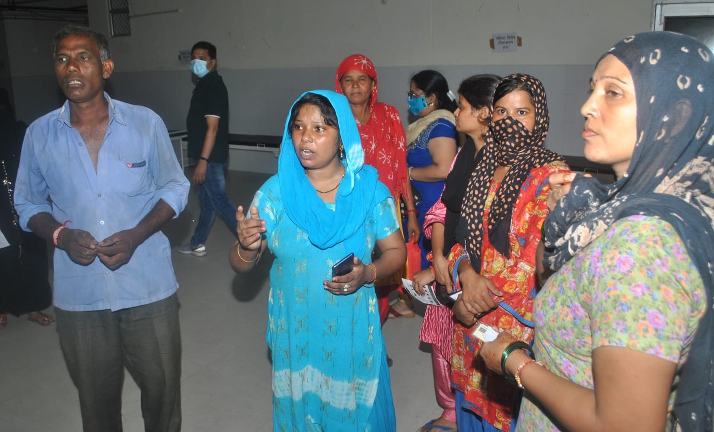 शामली जिला अस्पताल में वैक्सीन खतम होने पर हंगामा करती महिलाएं शामली जिला अस्पताल में वैक्सीन खतम होने पर हंगामा करती महिलाएं