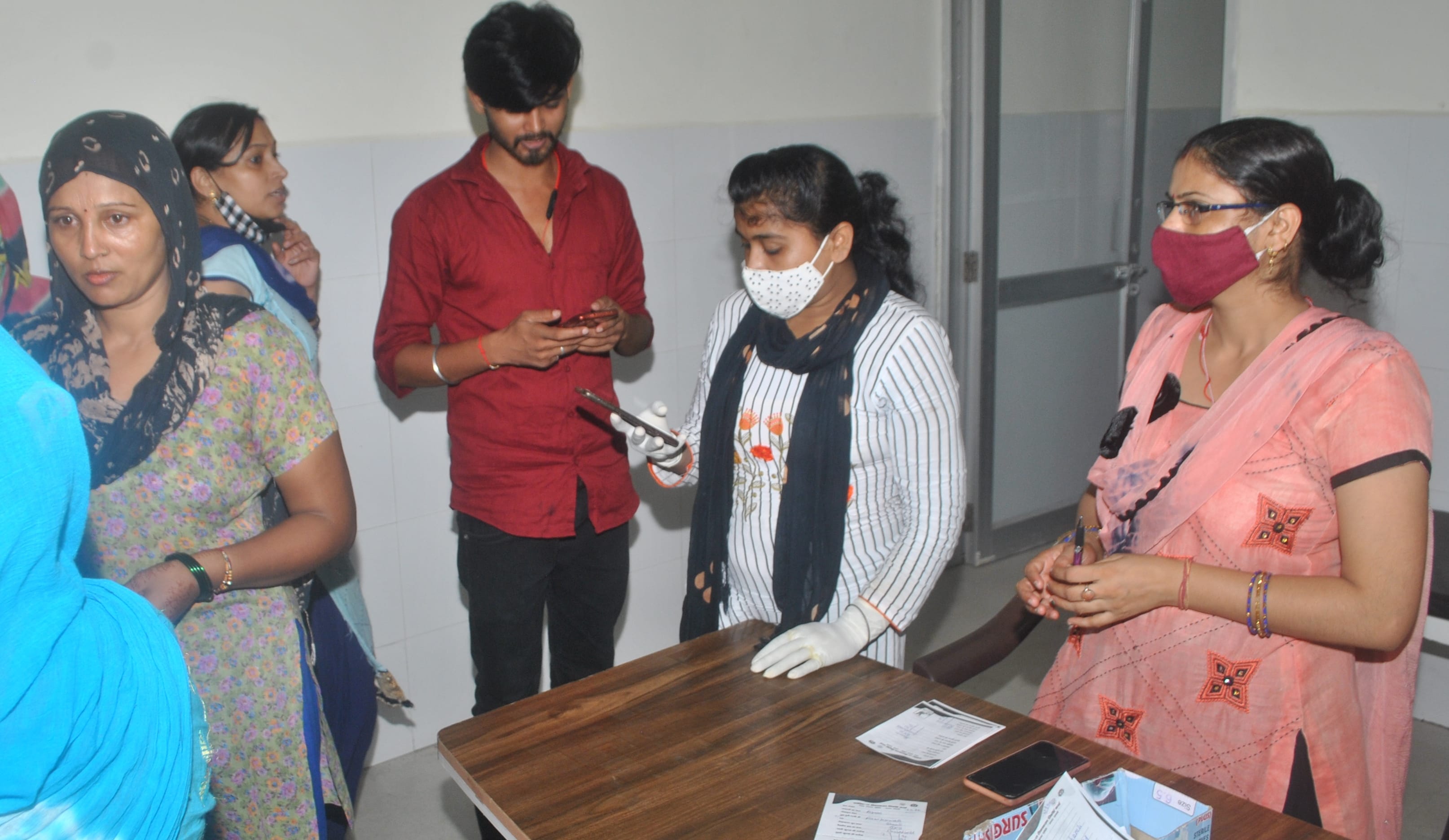 शामली जिला अस्पताल में वैक्सीन खतम होने पर हंगामा करती महिलाएं शामली जिला अस्पताल में वैक्सीन खतम होने पर हंगामा करती महिलाएं